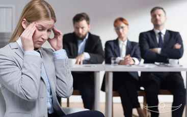 Business Frau gestresst vor drei Personen im Anzug