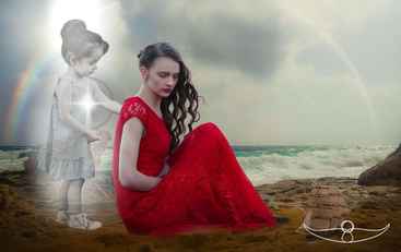 Kindliche Seele berührt Frau in roten Kleid